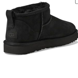 UGG®CLASSIC MINI BOOT Size 7 brand new